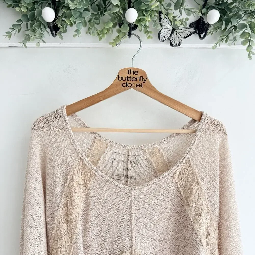 Free People We The Free Flying V Lace Knit Top Low High Hem Blouse Size M QQ3187